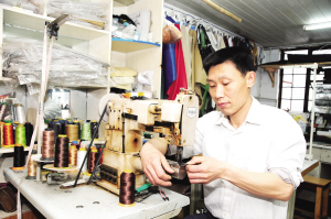 靠一點“DIY”本事專心手工制作皮具“大男人”每天“飛針走線”