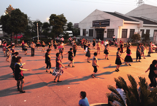 岳鎮(zhèn)村廣場歌舞遠