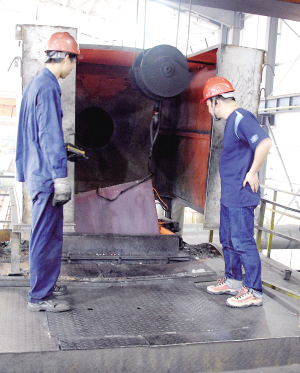 熔鑄爐“烤”驗(yàn)他們?nèi)淌軜O限