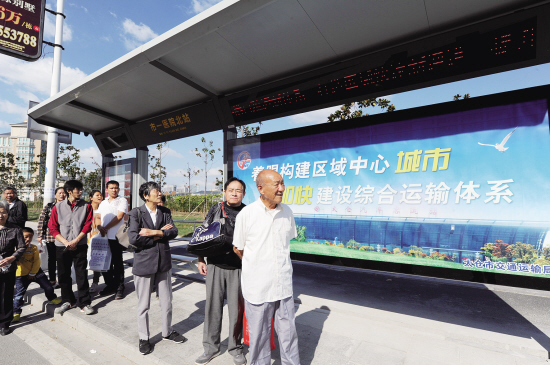 智能公交站臺亮相