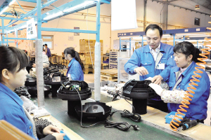 初中畢業(yè)的他當(dāng)上了技術(shù)員 羅詩忠用手把產(chǎn)品不良率“拉下”15個百分點