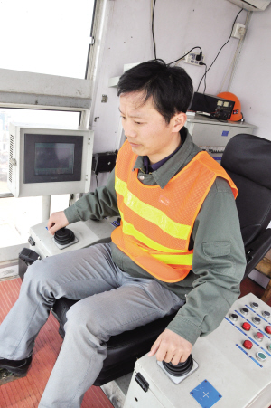 “門機之星”愛革新技術(shù) 陳美州刻苦鉆研業(yè)務(wù)，不斷提高吊裝效率