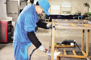 專注焊接技術(shù)革新35年 浦義平在高質(zhì)量完成訂單的同時，注重車間的效率和安全