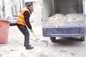 公廁堵了他用手疏通 陳瑞林用實際行動詮釋著“寧愿一人臟，換來萬人潔”的環(huán)衛(wèi)精神