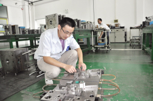 模具設(shè)計創(chuàng)新點子多    劉霞平帶領(lǐng)團隊成功研制自動切水口、水路循環(huán)系統(tǒng)等，大大提升生產(chǎn)效率和產(chǎn)品質(zhì)量