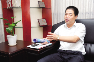 陳錦樂(lè)>>> 13年造出一艘加彈“航母”  2001年，他懷揣50萬(wàn)元來(lái)到璜涇，初涉化纖加彈行業(yè)；今天，他打拼出了一家上市公司、年銷(xiāo)售超過(guò)30億元的企業(yè)集團(tuán)