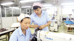 將設(shè)計(jì)圖紙巧變時(shí)裝   樣衣工顧紅芹縫制的許多產(chǎn)品被陳列在公司的樣品室，供國(guó)內(nèi)外客商看樣訂貨