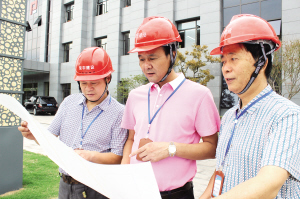 以前，他帶領(lǐng)他的小施工隊(duì)活躍在太倉(cāng)的建筑行業(yè)；現(xiàn)在，他創(chuàng)建的集團(tuán)公司年完成施工產(chǎn)值8億元——倪建榮    8年筑起廣廈千萬(wàn)平方米