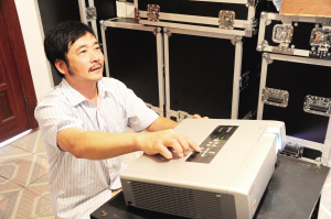 從1998年至今，他利用業(yè)余時間進軍營送電影，“阿陸師傅”成了官兵們對他最親切的稱呼。今年1月，他當(dāng)選敬業(yè)奉獻“中國好人”——陸丁興   16年放映700多場擁軍電影 