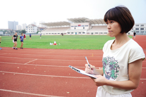 2005年，在世界舉重錦標(biāo)賽中，年僅19歲的她勇奪三項(xiàng)冠軍，并打破兩項(xiàng)世界記錄，成為我市首位世界冠軍。去年，退役的她放棄當(dāng)教練員的機(jī)會(huì)，選擇回到太倉(cāng)——顧薇   世界冠軍在家鄉(xiāng)延續(xù)體育夢(mèng) 