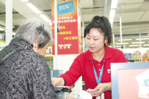 真誠服務(wù)每一位顧客 翟月紅始終把超市消費(fèi)者的需求放在心上，同時(shí)帶領(lǐng)團(tuán)隊(duì)開拓市場