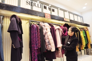 金牌導(dǎo)購(gòu)真誠(chéng)服務(wù)廿載 在顧向紅的帶領(lǐng)下，太倉(cāng)店的銷(xiāo)售成績(jī)一年上一個(gè)臺(tái)階，多次受到公司總部表?yè)P(yáng)