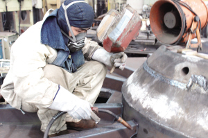 他把體力活當(dāng)腦力活干 莊建學(xué)先后承擔(dān)國(guó)內(nèi)火電、核電等重大鋼結(jié)構(gòu)制作以及多個(gè)國(guó)際電廠電機(jī)“心包”的焊接任務(wù)