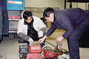 管理育秧棚、種植香菇蠶豆、修理舊農(nóng)機、熟悉新農(nóng)機，他樣樣都會——村干部成了農(nóng)場多面手