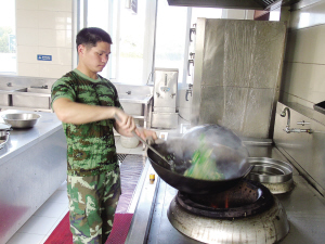 徐鎮(zhèn)欽：鉆研菜譜  服務(wù)戰(zhàn)友