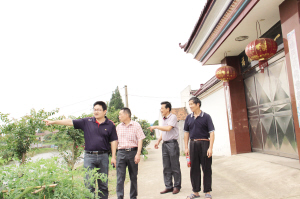 璜涇鎮(zhèn)副鎮(zhèn)長陸江用心做群眾工作 “他說話算數(shù)，我們信任”