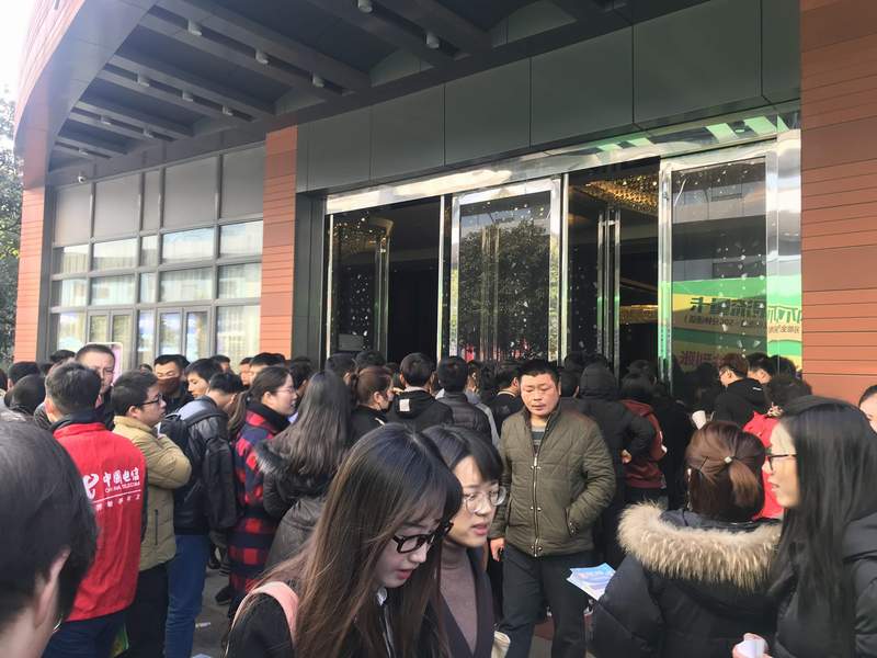 人才“擠擠”——太倉(cāng)市2018春季招聘會(huì)線下招聘會(huì)圓滿落幕