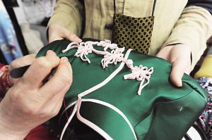 姚鴻芳——縫制旗袍成省技術(shù)能手