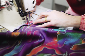 姚鴻芳——縫制旗袍成省技術(shù)能手