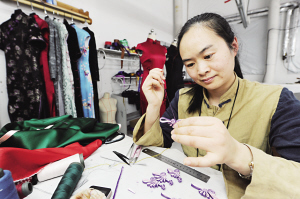 姚鴻芳——縫制旗袍成省技術(shù)能手