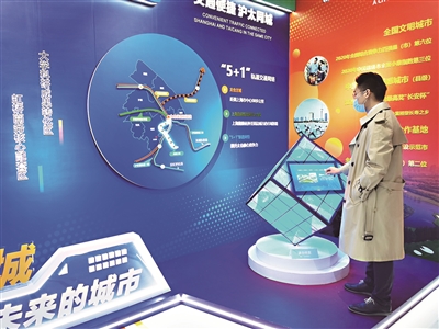 “上海下一站下一站上?！碧珎}城市形象展走進(jìn)虹橋高鐵站幸福金太倉引得“萬人迷”