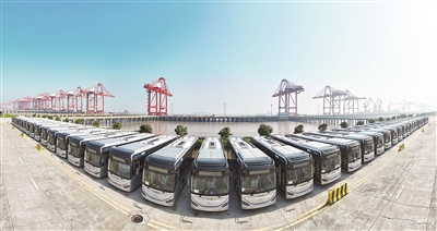 太倉(cāng)港首次出口新能源客車